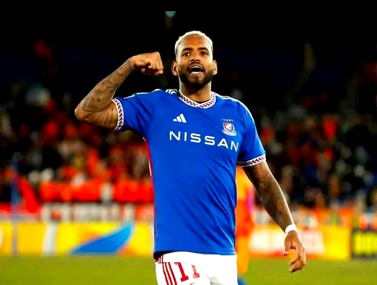 阿贾克斯队员传球成功，引领球队取胜的简单介绍